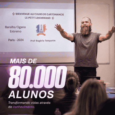 Professor Rogério Temporim em sala de aula com alunos
